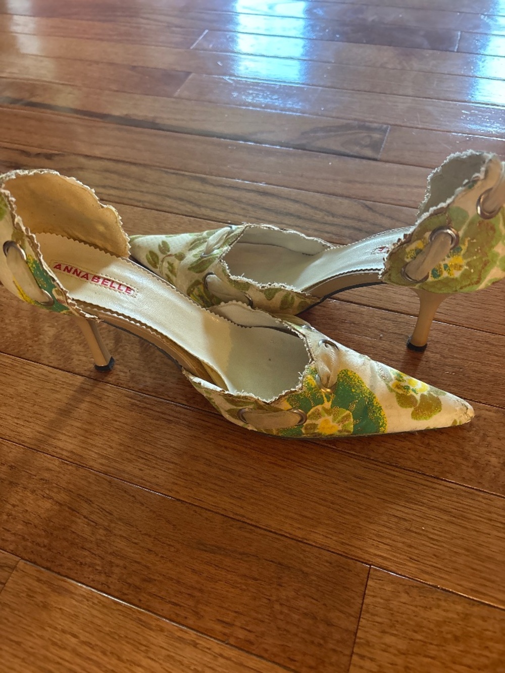 Ribboned trimmed d’Orsay stiletto pump